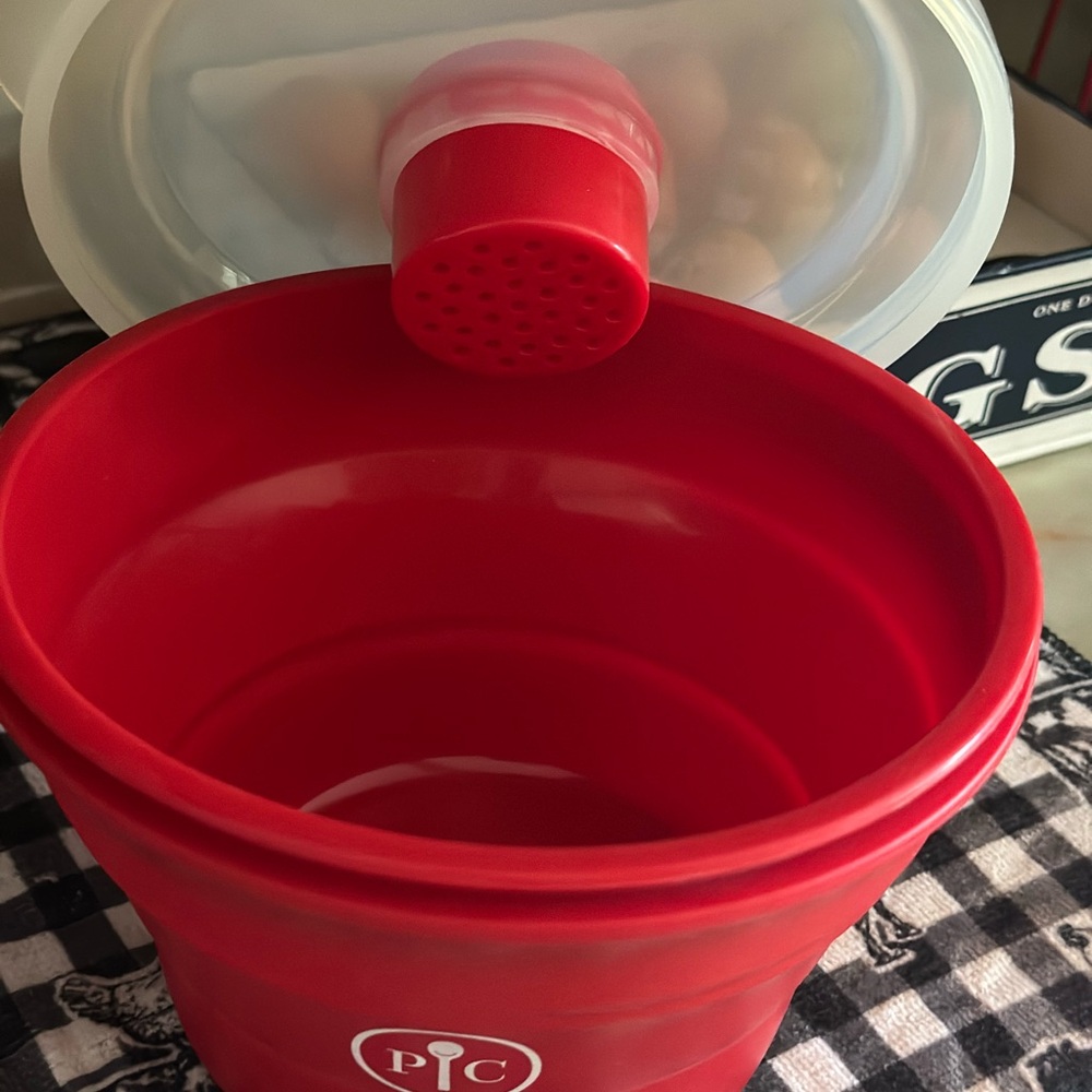 Pampered Chef Red Collapsible Microwave Popcorn Bowl with Clear Lid